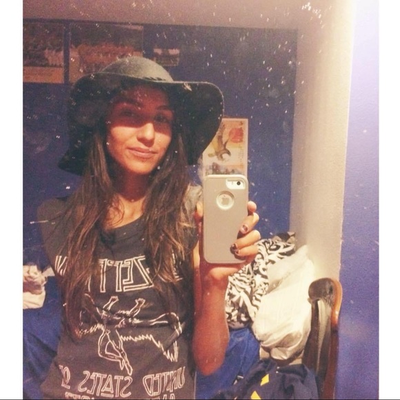 Meet your Posher! Leah Beee - Picture 7 of 16